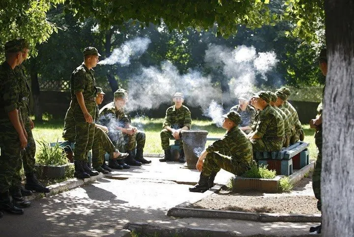 В Юрге и Бурятии планировались закупки сигарет для военных объектов, но торгов не состоялись; ситуация сопровождается расследованиями и крупными суммами.