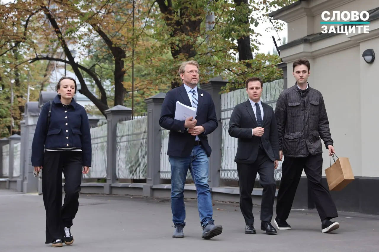 В Москве задержаны журналисты после подачи апелляционной жалобы на отмену регистрации партийного списка; инцидент произошёл возле Верховного суда, продолжаются задержания сотрудников СМИ.