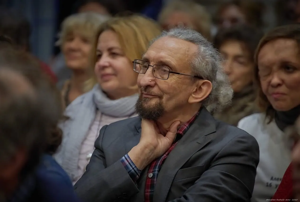 По данным местных активистов, силовики обходят дома людей, ведущих активную деятельность, перед единым днем голосования, вручая предупреждения и повестки.