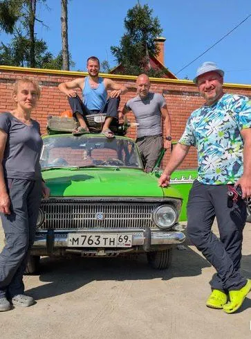 Группа автопутешественников на старом автомобиле отправилась в круговую экспедицию по регионам России, доказывая, что доступный туризм реальен даже без современных машин.