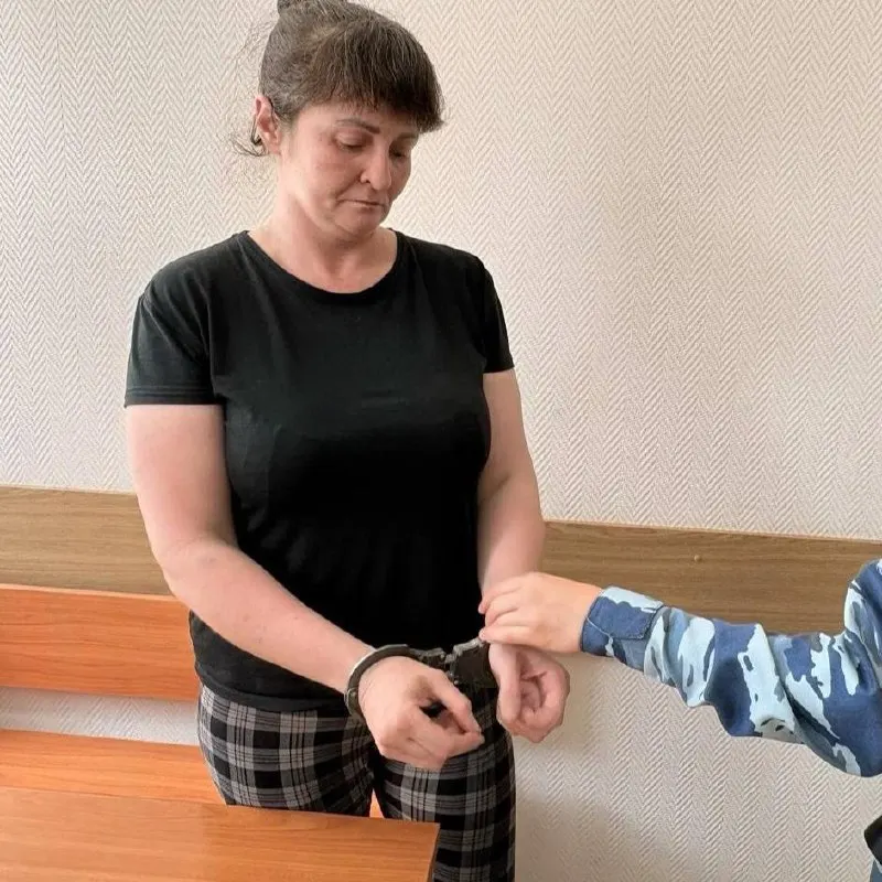 Жительницу Курска признали виновной в незаконном хранении боеприпасов: две гранаты были найдены в Кореневском районе, затем она спрятала их дома. Суд вынес наказание — два года колонии и штраф 30 тысяч рублей.
