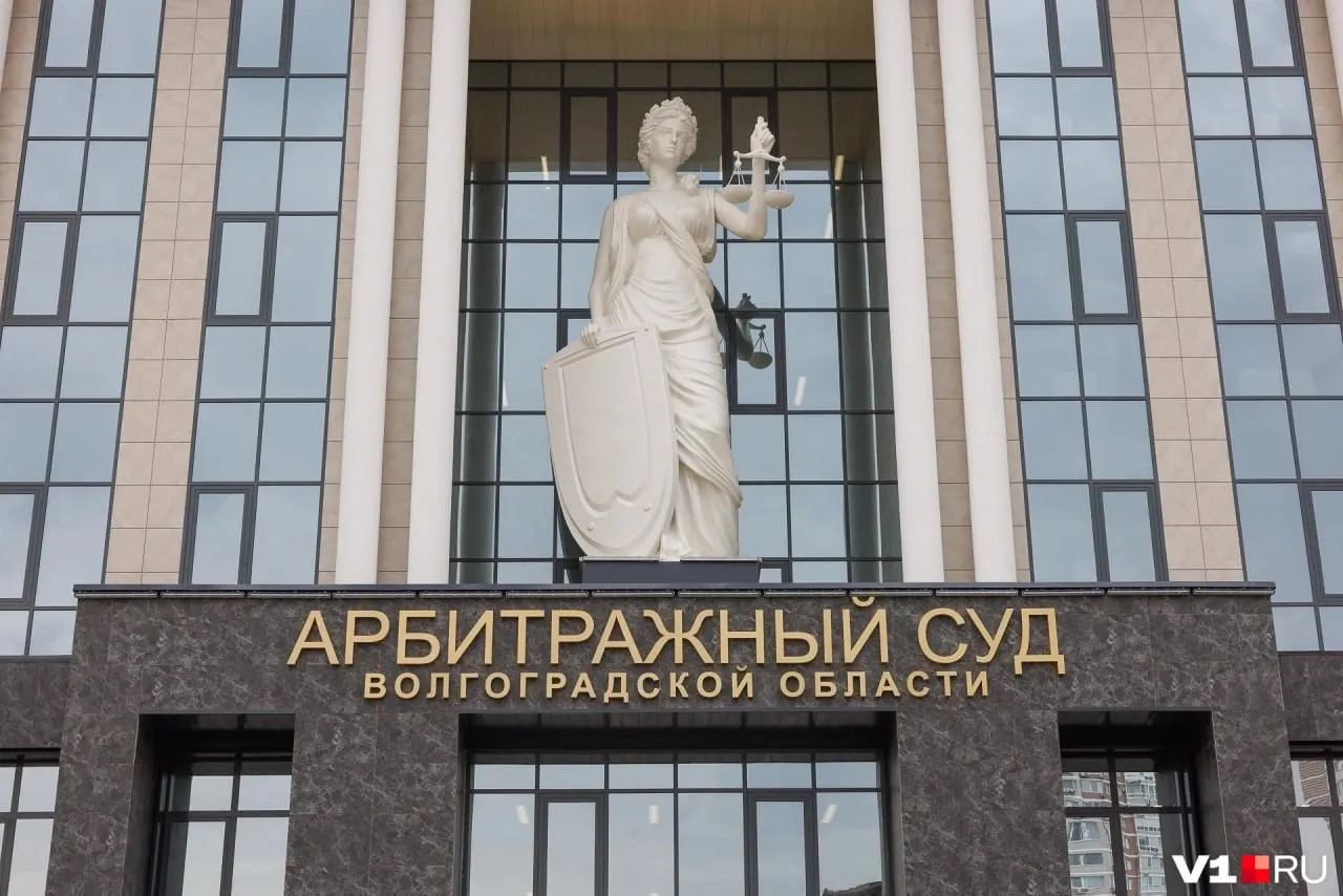 Статуя женщины без повязки на глазах у входа в арбитражный суд Москвы вызывает дискуссии о символах правосудия.