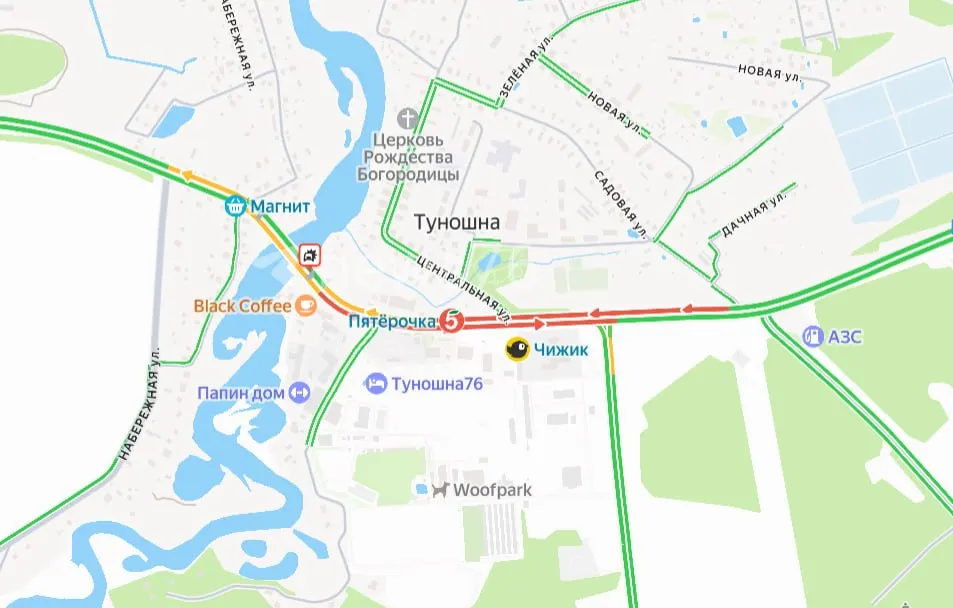 В районе моста в поселке образовалась пробка длиной около километра; движение затруднено во всех рядах.