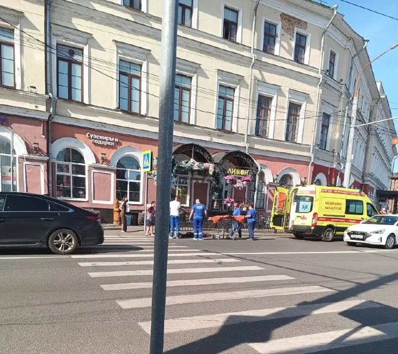 Днём около 15:45 73‑летняя женщина на автомобиле «Kia» наехала на 68‑летнего мужчину у Богоявленской площади. Пострадавшего увезли в больницу, обстоятельства ДТП выясняет ГИБДД.