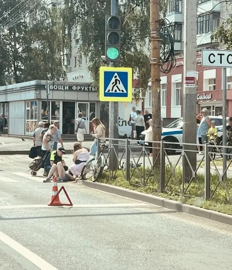 Авария на проспекте Машиностроителей: 48‑летнюю женщину передали скорой помощи, обстоятельства выясняют.