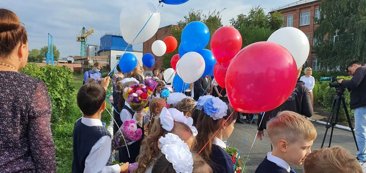В Омске сборы на подготовку к школе в этом году достигли 16 000 рублей; за семь лет расходы выросли более чем вдвое.