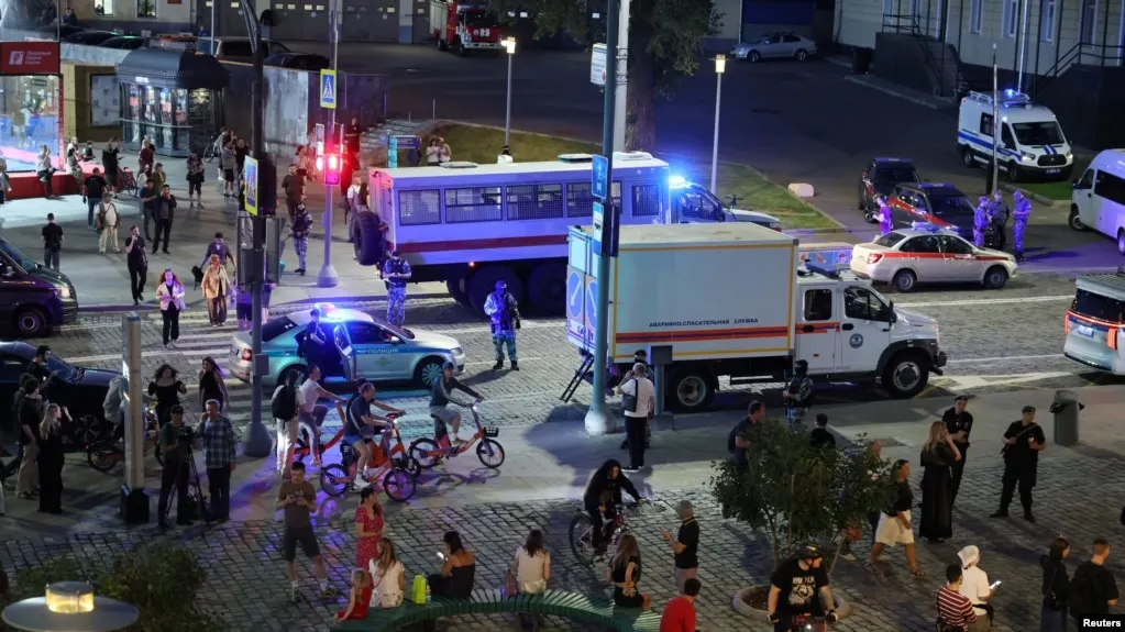 Пятеро людей погибли в результате взрыва в московском ресторане; среди погибших — генерал-майор Валерий Плохотнюк. Расследование продолжается, детали ещё уточняются.