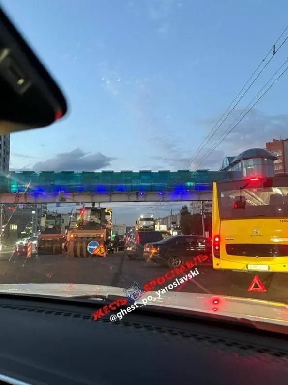 На Московском проспекте от ЯГТУ до автовокзала образовался затор в направлении центра города; движение осложняется аварией и ремонтными работами.
