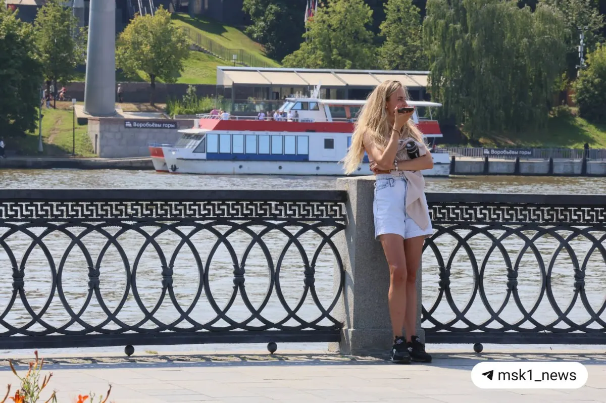 В столице +31°C. На неделю ожидается жаркая погода без дождей, однако сегодня днём синоптики предупреждают о вероятной грозе с дождём. Фоторепортаж с отдыхающими москвичами.