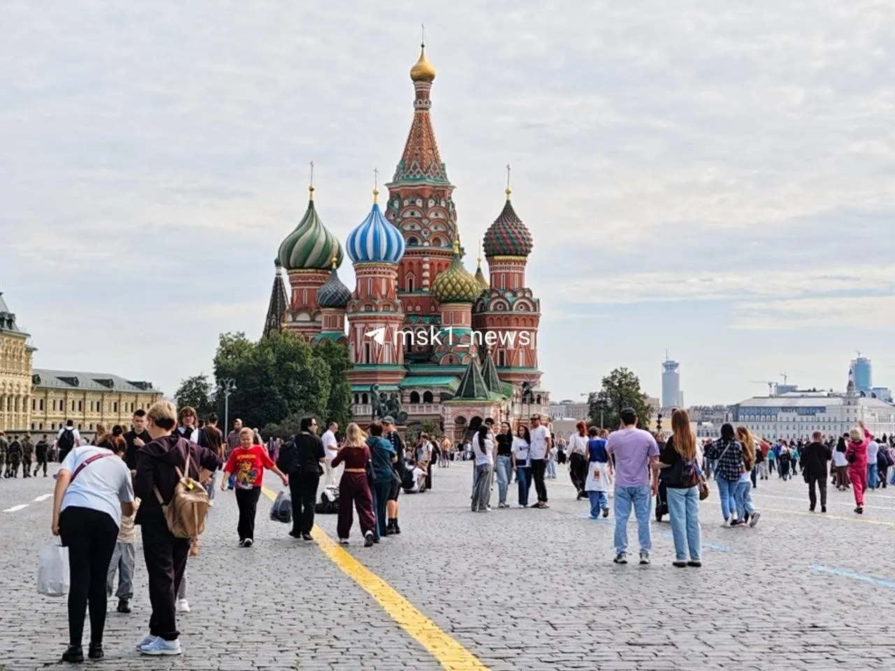 Москва, ЦФО: на Красной площади празднество идёт без концертной программы, на соседних площадях кипит жизнь — фестиваль на Манежной, погода благоприятна.