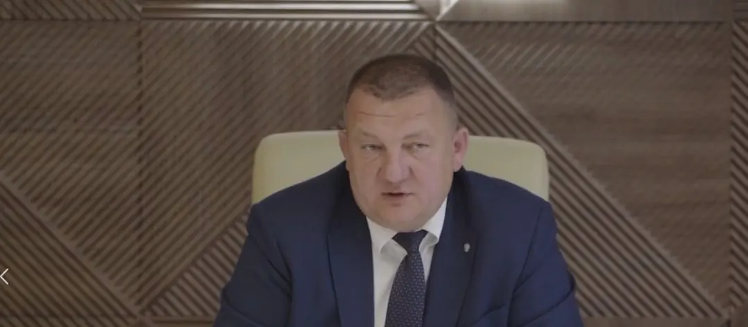 И.о. министра промышленности и торговли Удмуртии сообщил, что на заправку госавтотранспорта не распространяются привилегии; очереди за топливом остаются обычными, а спрос в регионе продолжает расти.