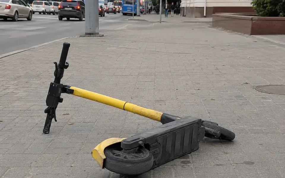 В Воронеже введено постановление об эвакуации неправильно припаркованных электросамокатов. Самокаты, не находящиеся на официальной парковке, будут сниматься на место и перевозиться на площадки временного хранения с возможностью возврата после оплаты перемещения и хранения. Мониторинг осуществляется по жалобам жителей, тарифы пока не утверждены.