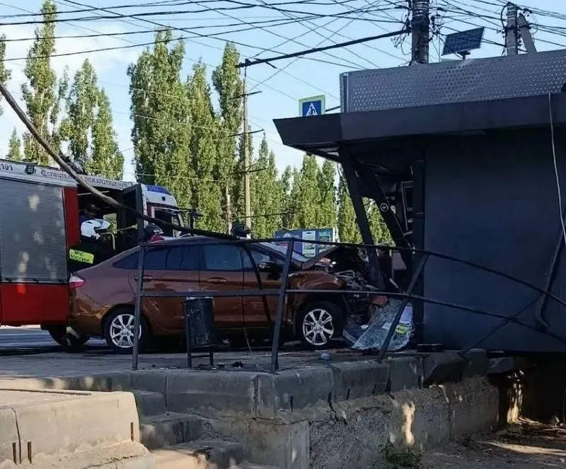 Иномарка врезалась в киоск в Левобережье Воронежа; пострадал человек. На месте работают спасатели.