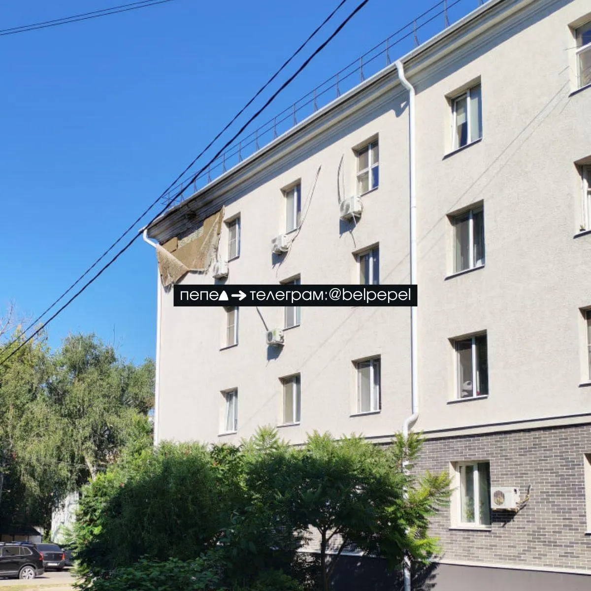 Жильцы дома на улице Богдана Хмельницкого, 133, жалуются на разрушение фасада; власти не приступили к ремонту почти год.