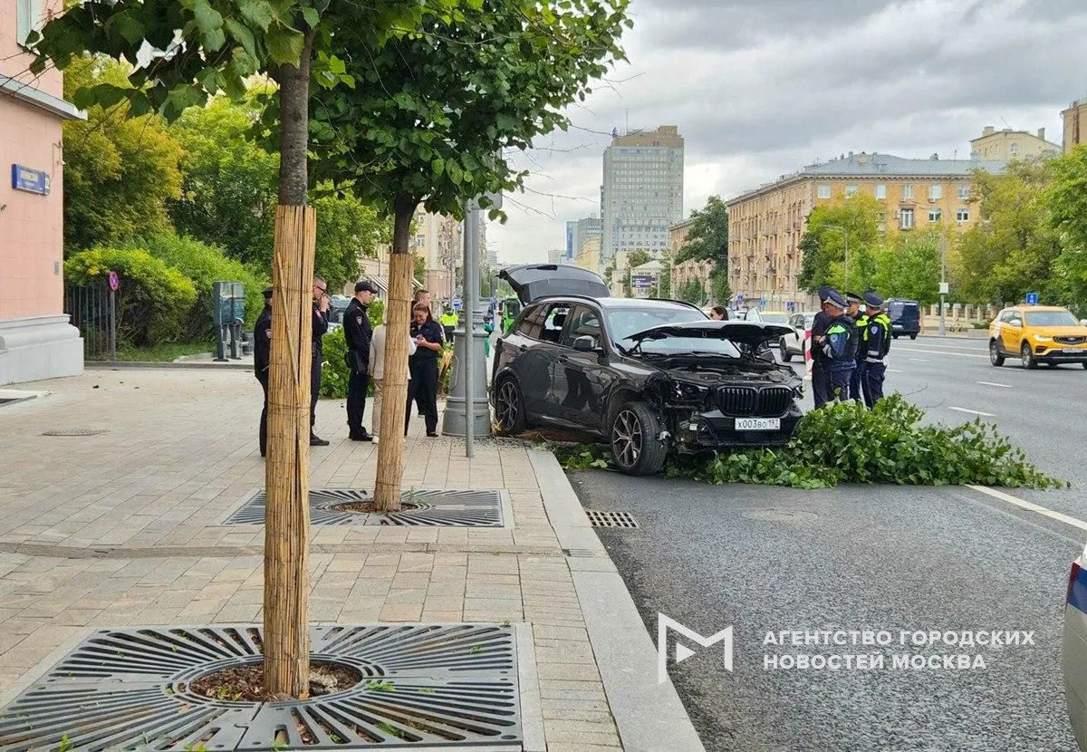 У Речного вокзала произошли две аварии: водитель BMW погиб за рулём, а грузовик «Газель» опрокинулся на легковую машину. Движение затруднено; пострадавших нет.