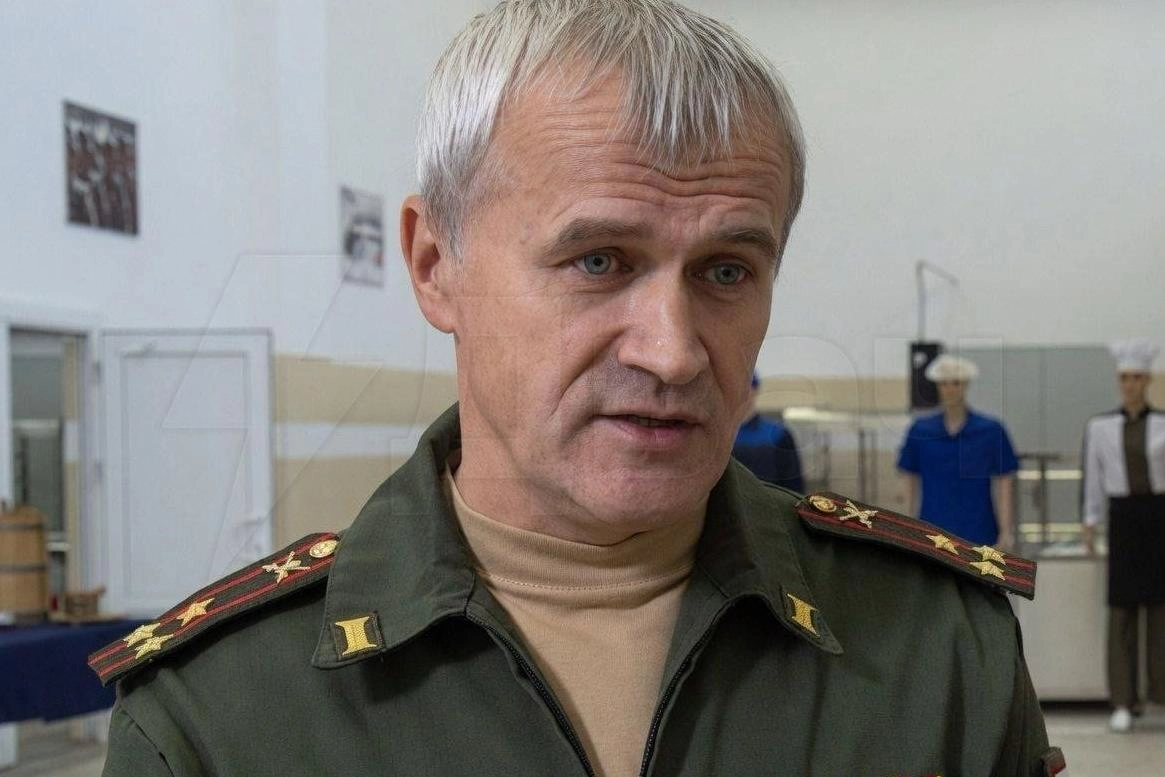 Бывший начальник продовольственного управления Минобороны и двое руководителей арестованы по делу о поставках некачественных консервов для армии; ущерб оценивается примерно в миллиард рублей.