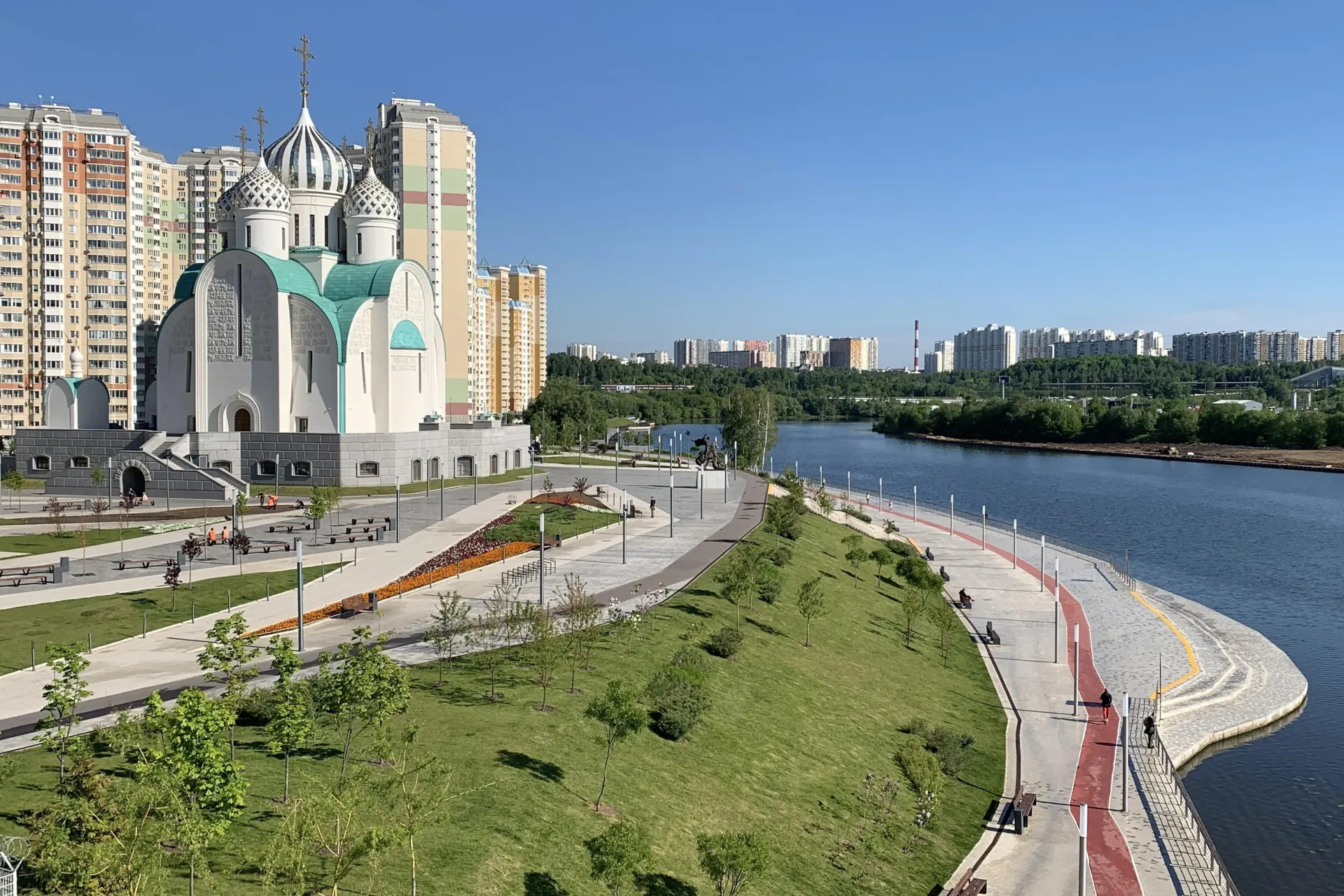 Подмосковные чиновники якобы организовали массовую подачу жалоб на благоустройство соседних городов с целью увеличить рейтинг своего муниципалитета; по делу возбуждены уголовные дела о мошенничестве.