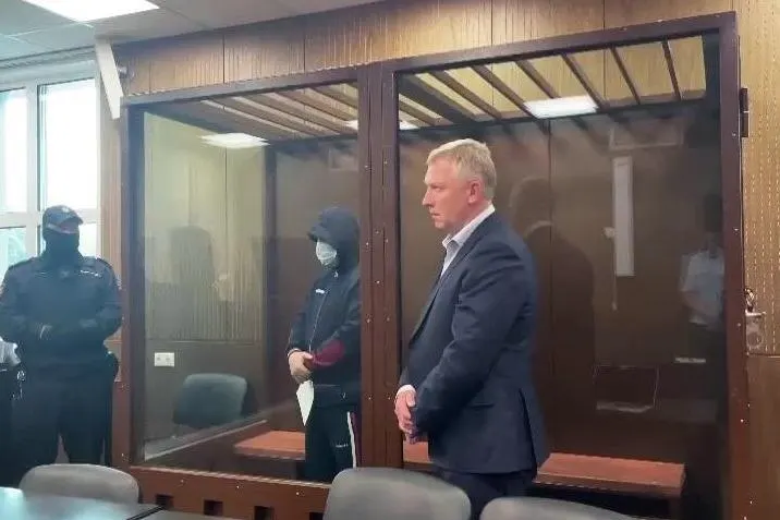 Московский гарнизонный военный суд вынес 11-летний срок Михаилу Полякову, бывшему офицеру ФСБ и владельцу Telegram‑канала, за вымогательство на сумму 42,5 млн рублей и попытки давления через блоки на негатив.