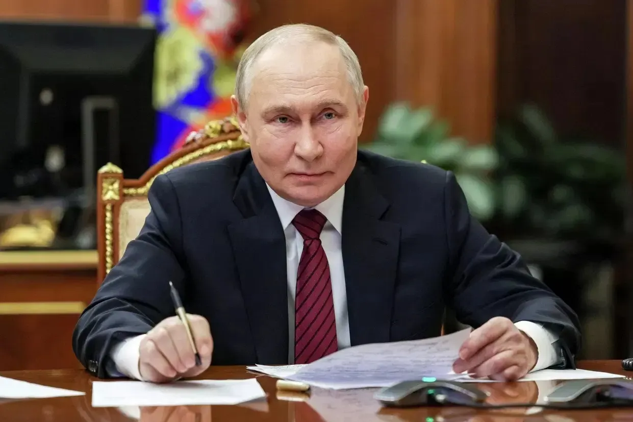 За восемь месяцев 2026 года поступления почти в три раза превысили прошлогодний уровень. Основной поток начался после марта, когда власти призвали бизнес к добровольным взносам; сумма достигла 383,69 млрд рублей.