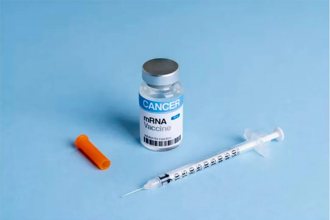 Компании Moderna и Merck объявили об успешных результатах испытаний персонализированной мРНК‑вакцины против меланомы; на фоне этого акции компаний выросли, а в России персонализированные онковакцины включены в базовую программу обязательного медицинского страхования.