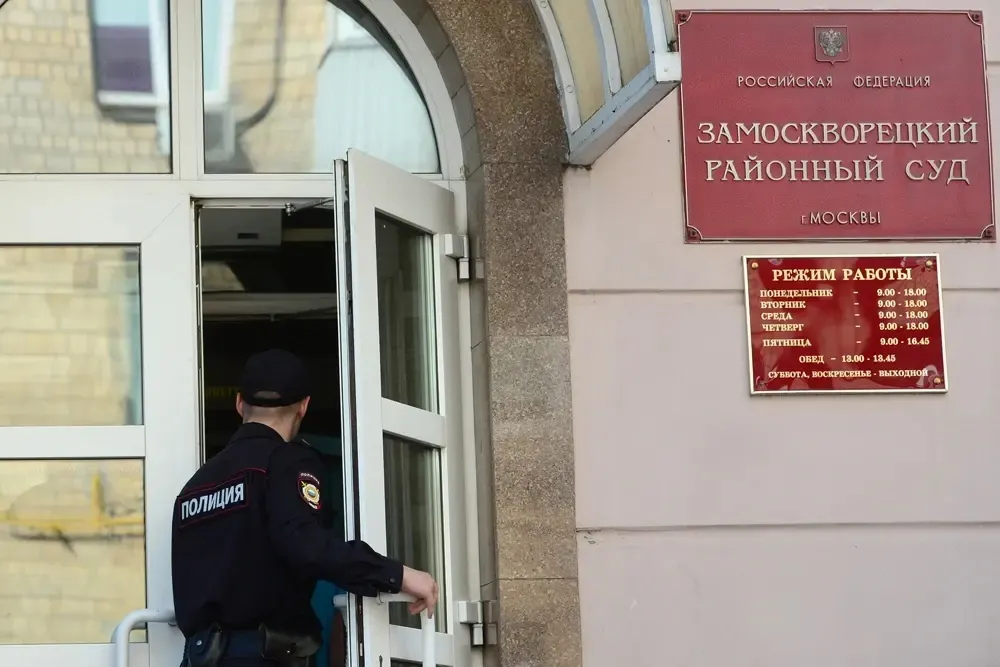 Замоскворецкий районный суд Москвы заключил под стражу руководителей закупочной фирмы и ещё одного топ‑менеджера «Газпром энергохолдинга». Их обвиняют в получении крупных взяток за заключение контрактов и покровительство поставщикам.