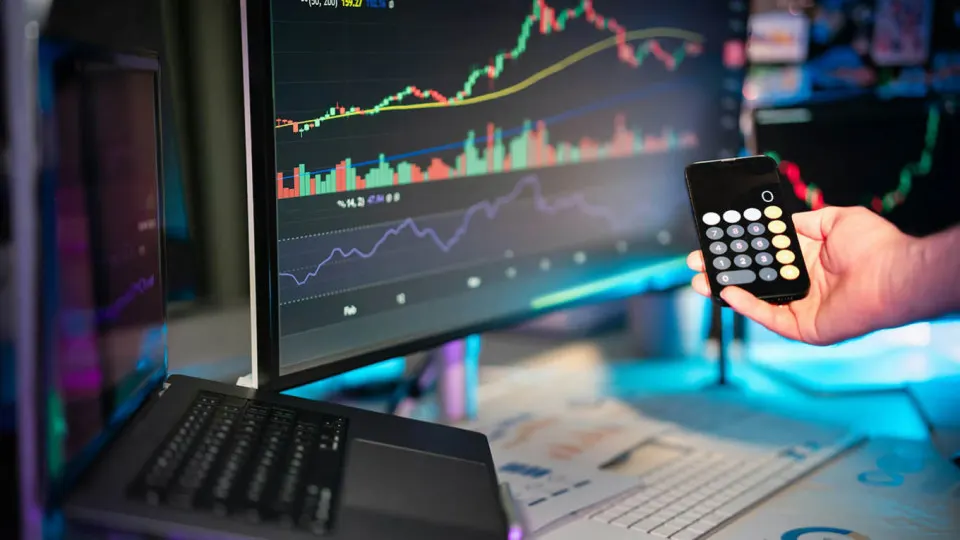 Глава крупного банка предупреждает о возможности заморозки активов в USDT и рассказывает о развитии российских цифровых инструментов и платежной инфраструктуры.
