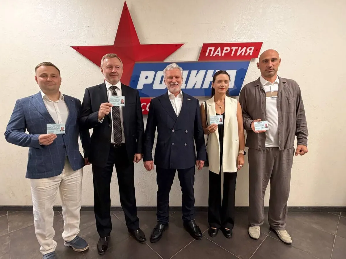 Расследование выявило, что депутат и его ближайшее окружение владеют элитной недвижимостью и автопарком на сумму около 125–150 млн рублей, с объектами в Москве, Воронеже и под Ялтой.