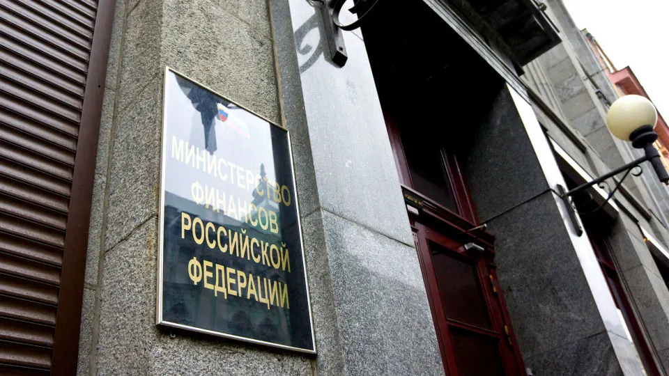 Рынок облигаций и госдолга России продолжает снижаться на фоне опасений по топливному кризису и возрастании дефицита бюджета.
