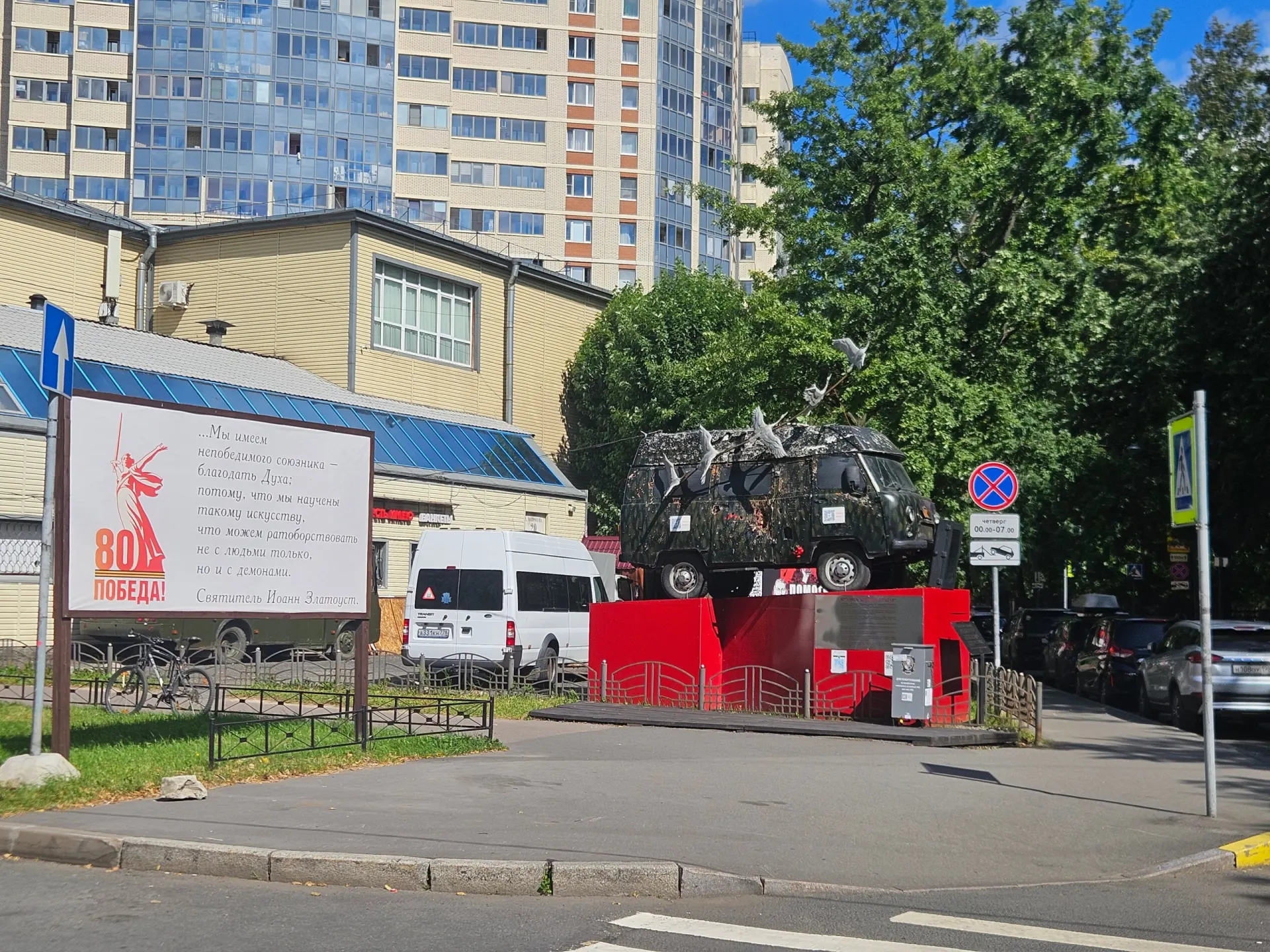 У клуба офицеров на улице Александра Матросова пропали стенды с портретами погибших российских военных; материал затрагивает памятные проекты и связанные с ними скульптуры.
