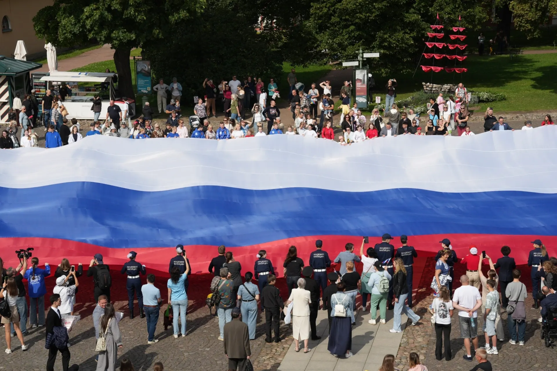 В регионе Центрального федерального округа пройдут мастер-классы по свечам, открыткам и цветам из оригами в цветах триколора, а также церемония вручения паспортов активистам «Движения Первых».