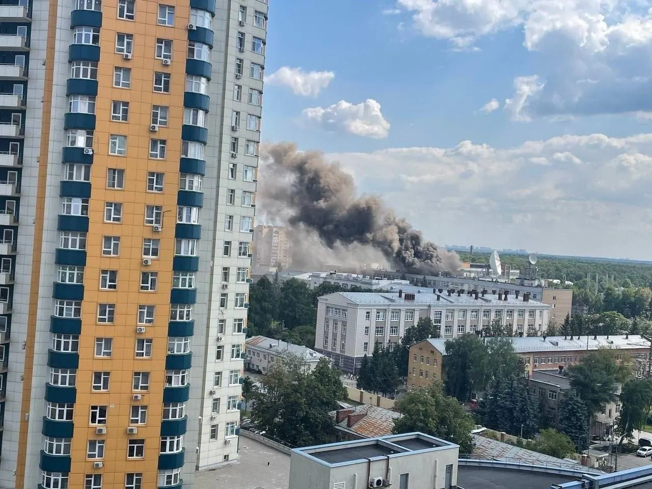 Пожар в научно‑исследовательском институте машиностроения носит техногенный характер; в регионе введены ограничения на воздушное сообщение, сообщили источники. Также сообщено об уничтожении трёх БПЛА.