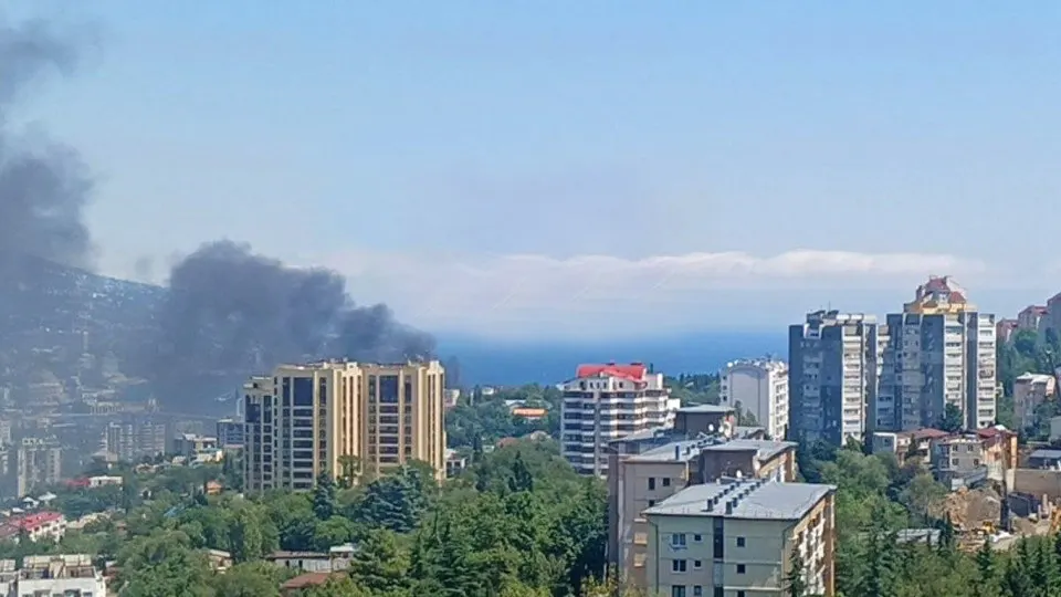 Сообщения о атаке дронов на ялтинское побережье, пожар в здании у набережной и эвакуационные меры для жителей.