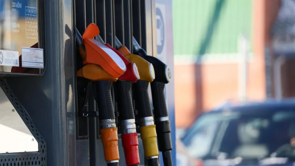 На фоне ударов по нефтеперерабатывающим заводам в России вводятся лимиты на продажу бензина; регионы сталкиваются с перебоями и очередями на заправках.