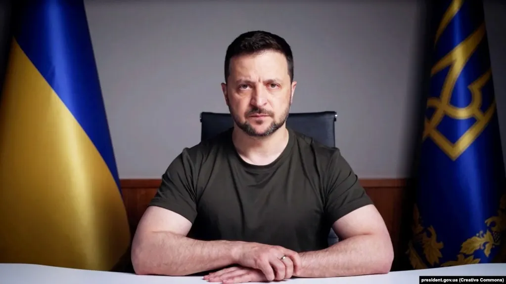 Президент Украины сообщил, что над Россией регулярно летают дроны, и призвал авиаперевозчиков учитывать риск. Украина утверждает, что не угрожает гражданской авиации, но над регионом могут находиться беспилотники.