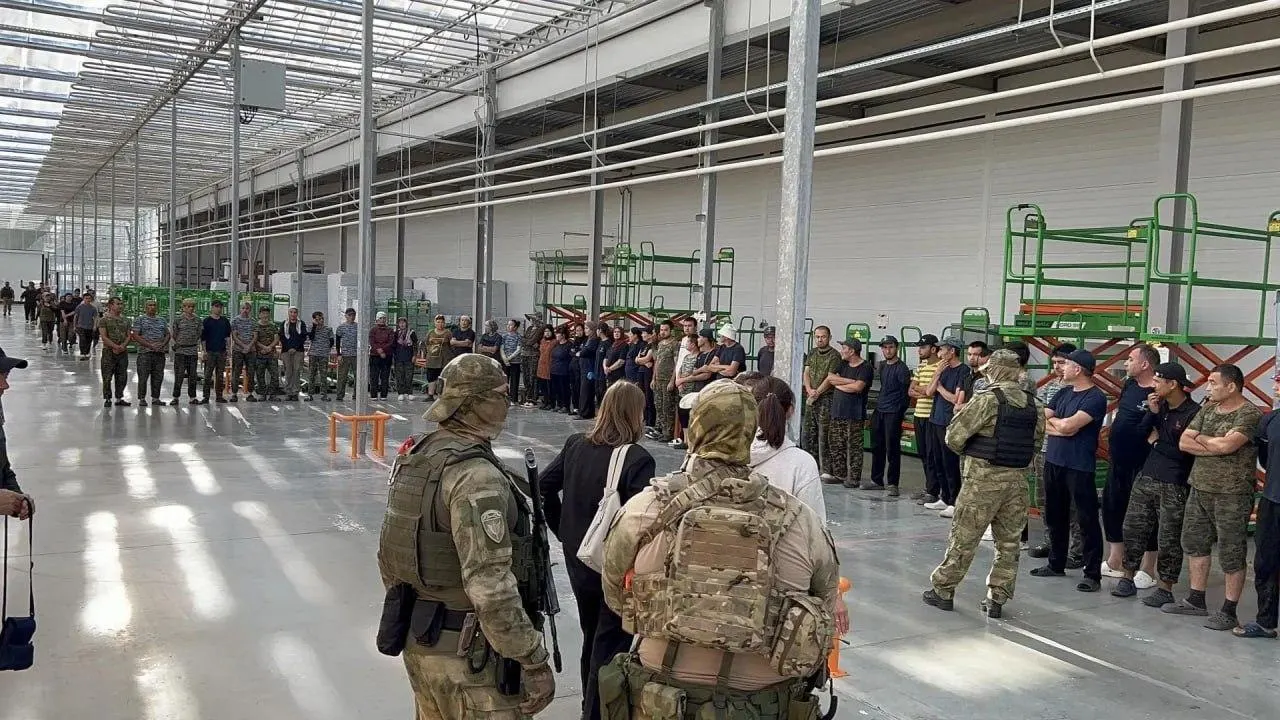 После рейдов на теплицах, заводе ЖБИ и в пекарне в Воронежской области выдворят трёх мигрантов; проверка выявила шесть нарушителей.
