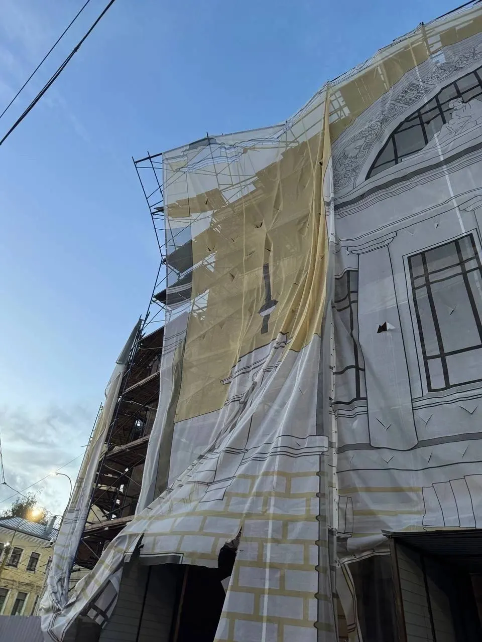 Сильная непогода в Ярославле повредила строительные леса вокруг Волковского театра во время реставрации; подрядчик организовал противоаварийные мероприятия, безопасность горожан сохранена.