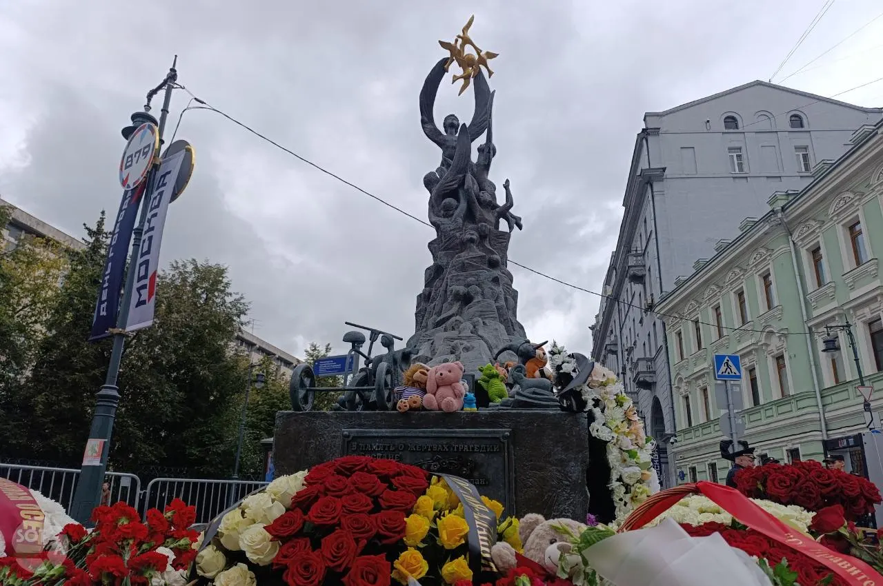 У памятника на Солянке в Москве прошла памятная акция: вокруг дежурят полицейские, установлены ограждения.