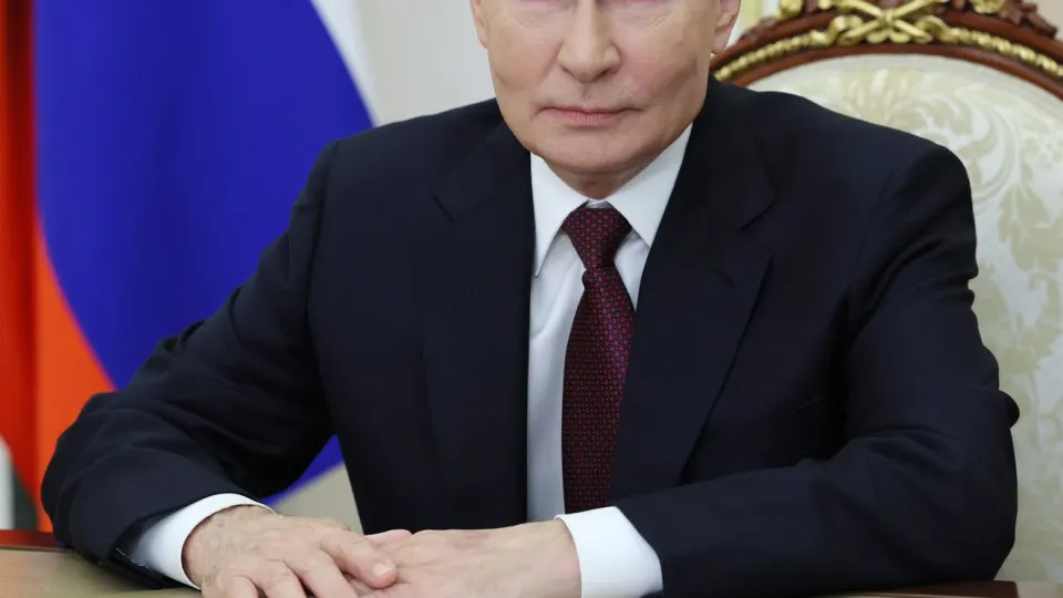 Путин демонстрирует след от&nbsp;укола на&nbsp;ладони во&nbsp;время обращения к&nbsp;школьникам