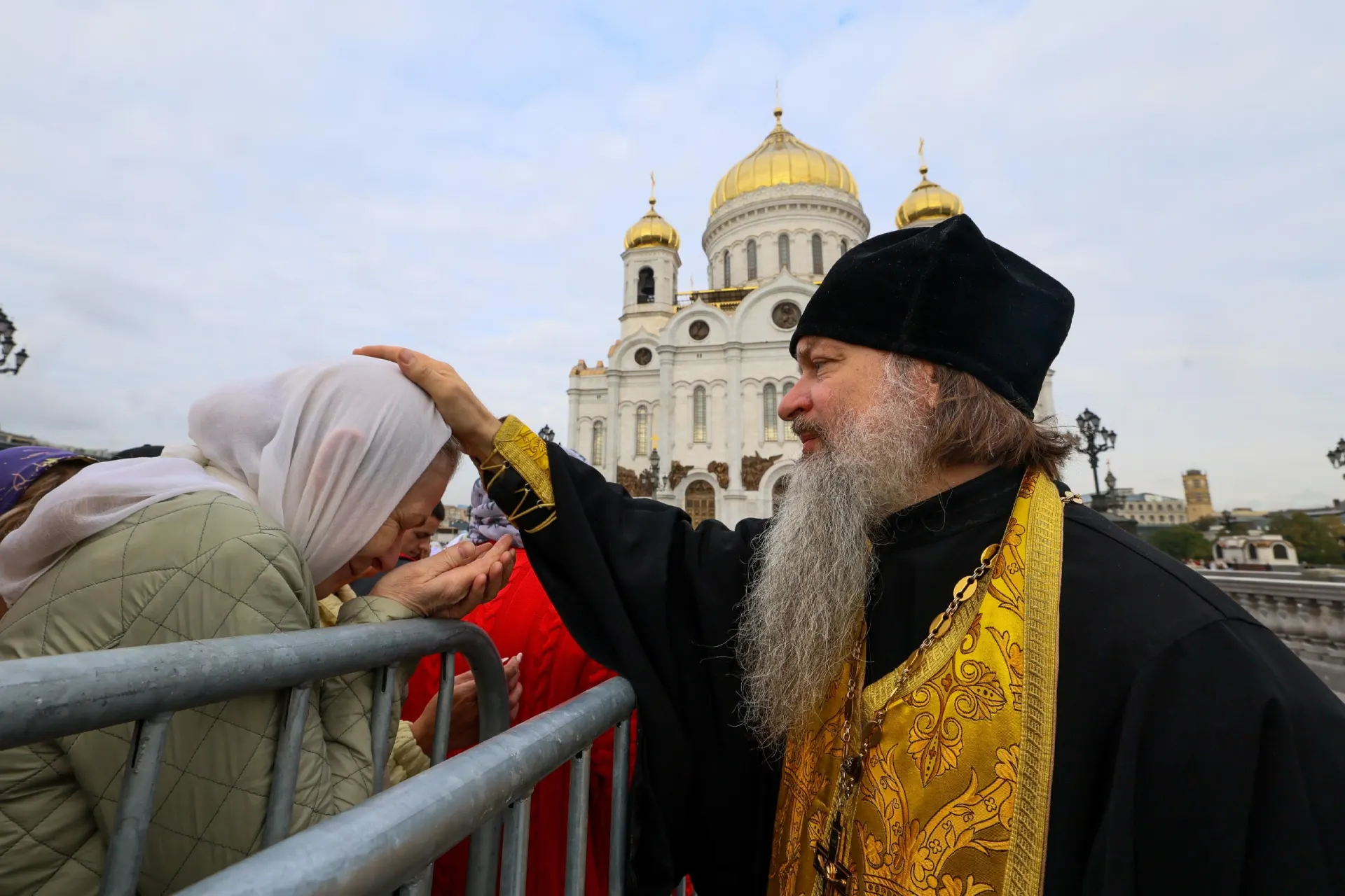 Репортаж о массовом стоянии у Святого Спиридона Тримифунтского в центре Москвы, где молились жители Воронежской области.