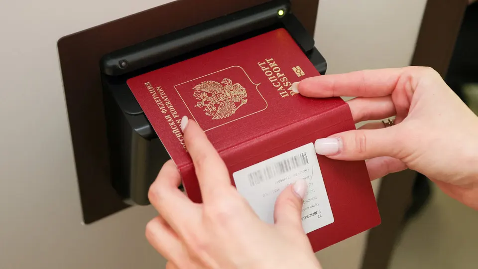Правозащитники фиксируют случаи отказа в оформлении загранпаспортов из-за ограничений военкоматов. Разбор примеров и советы по защите прав.