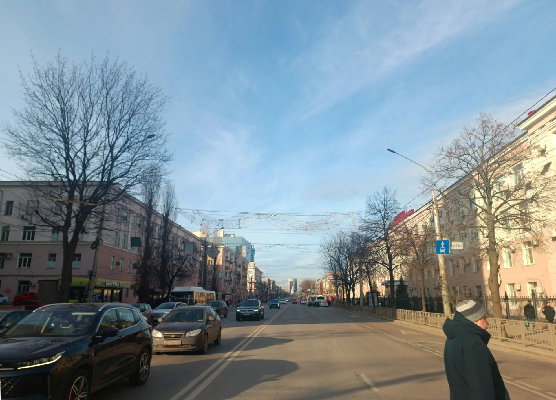 Из-за демонтажа дорожных опор движение на одной из главных улиц города будет ограничено на шесть часов.