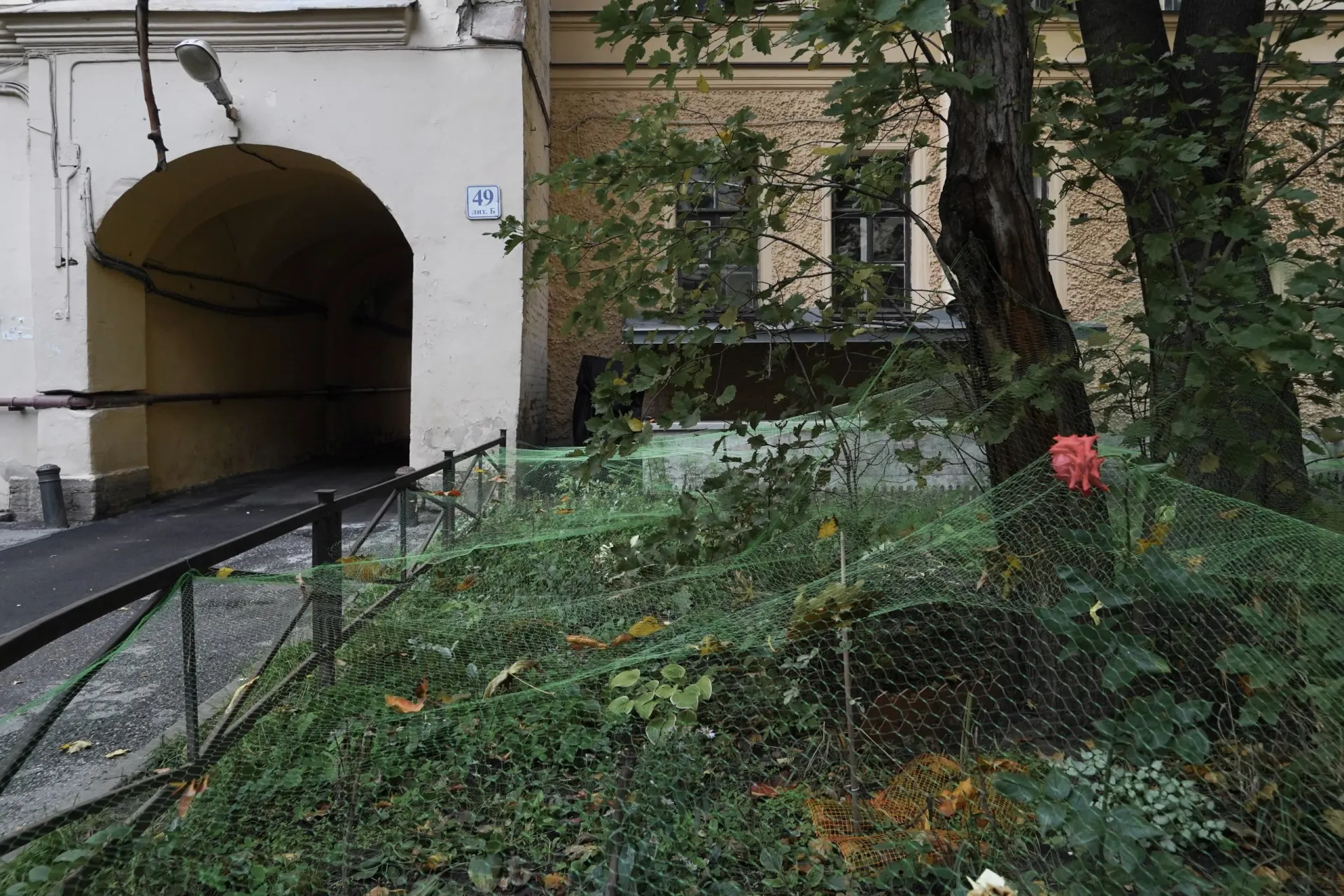 Обрушение лесов в центре города, судебные решения по госизмене, спасательные операции и международные события.