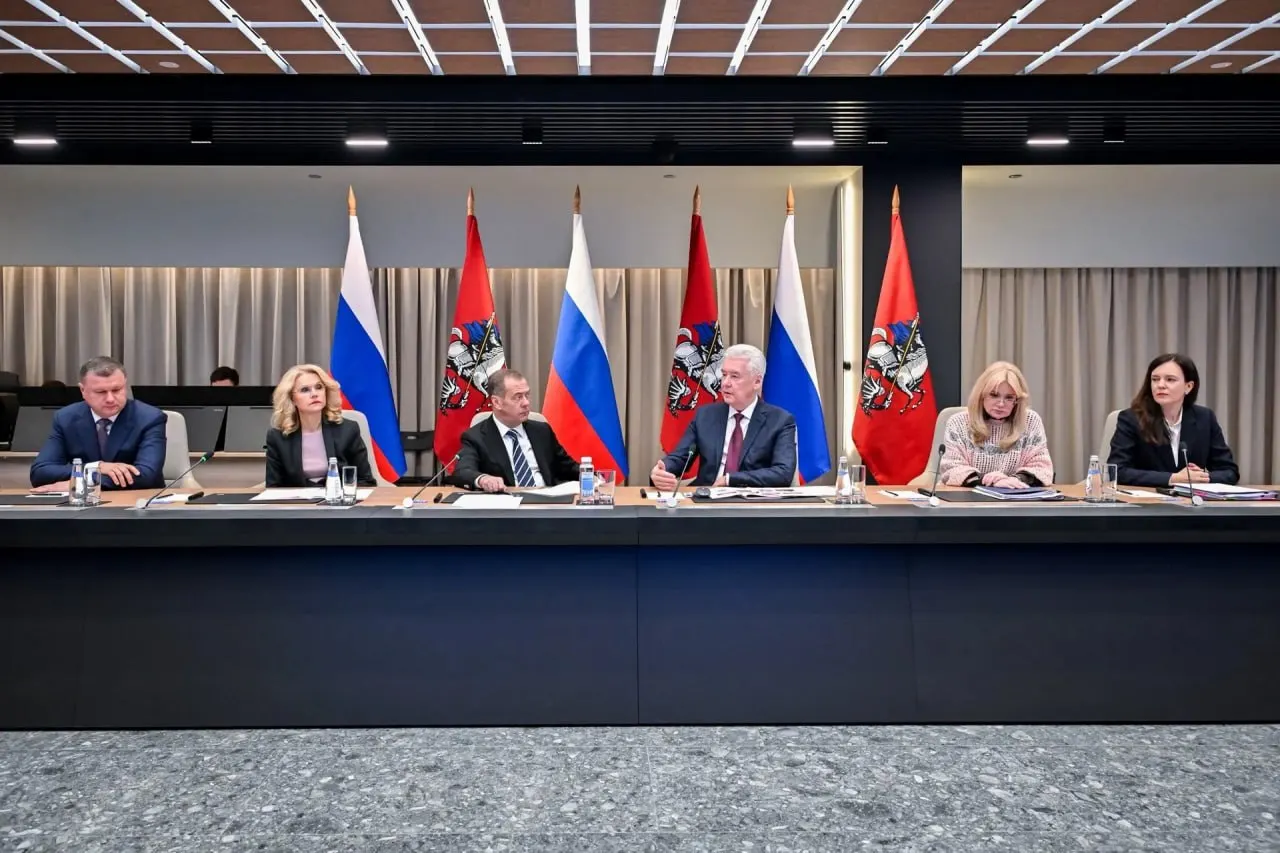 Новая система учёта мигрантов в столице включает сбор биометрии, ДНК и геолокации через приложение; по данным властей, она позволила снизить число инцидентов на 39% по итогам первого полугодия 2026 года.