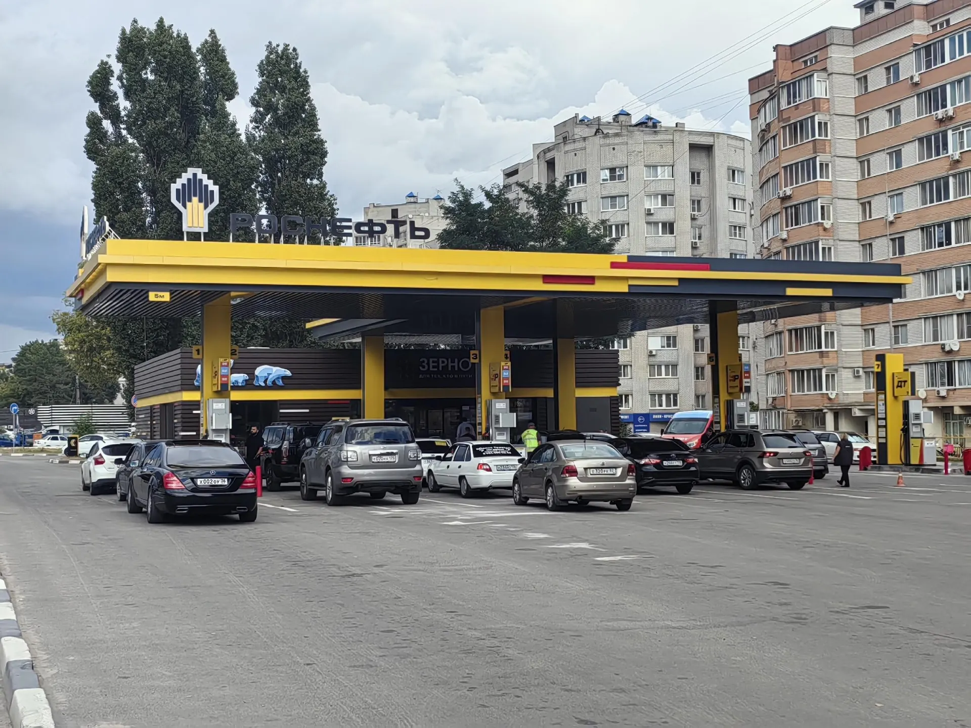 Автор расследования проверил паспорта качества топлива на популярных АЗС города и выявил случаи несоответствия заявленным характеристикам.
