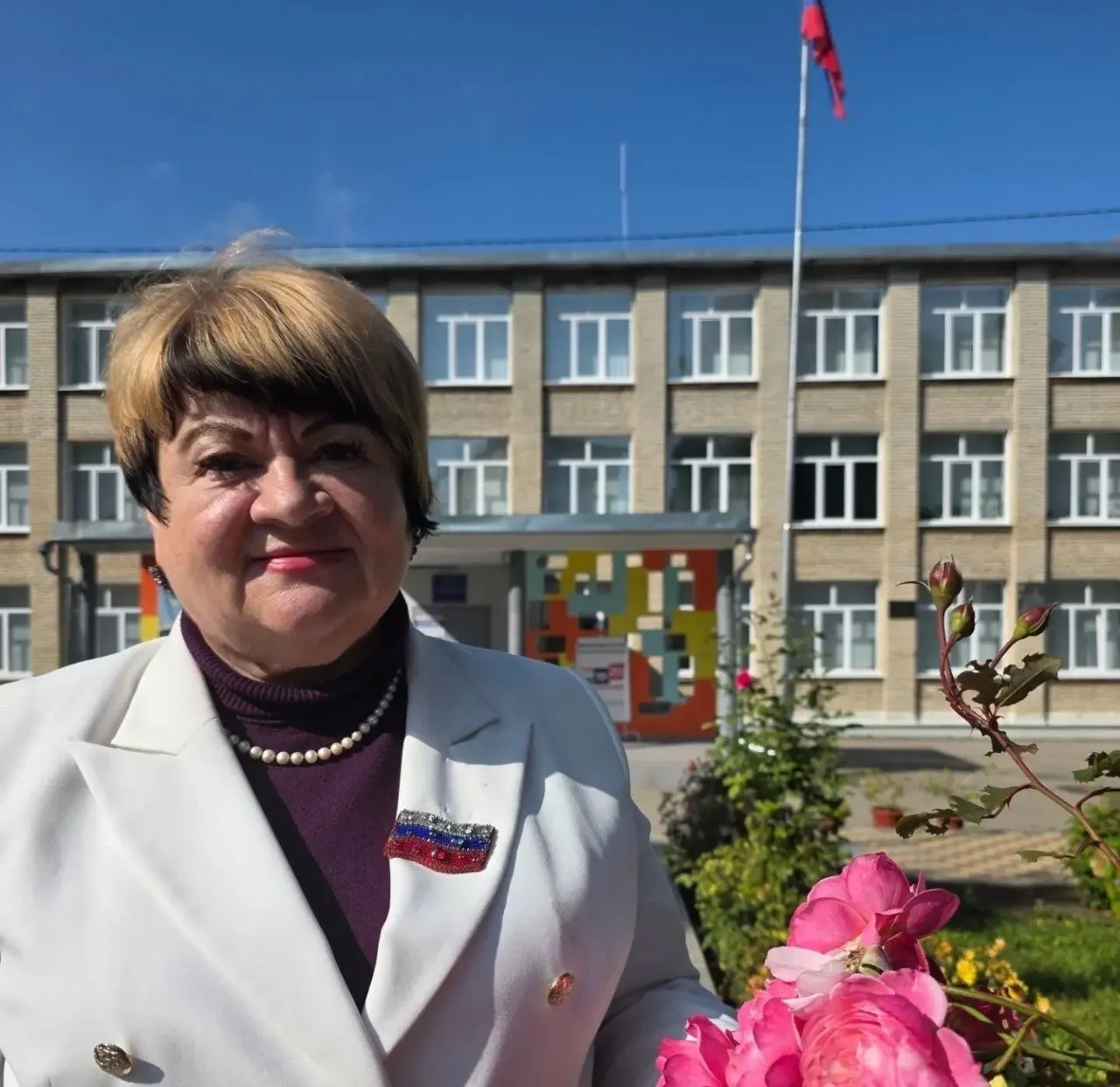 На одном из избирательных участков Тульской области зафиксирован момент, когда кандидат от партии держит яблоко и улыбается.