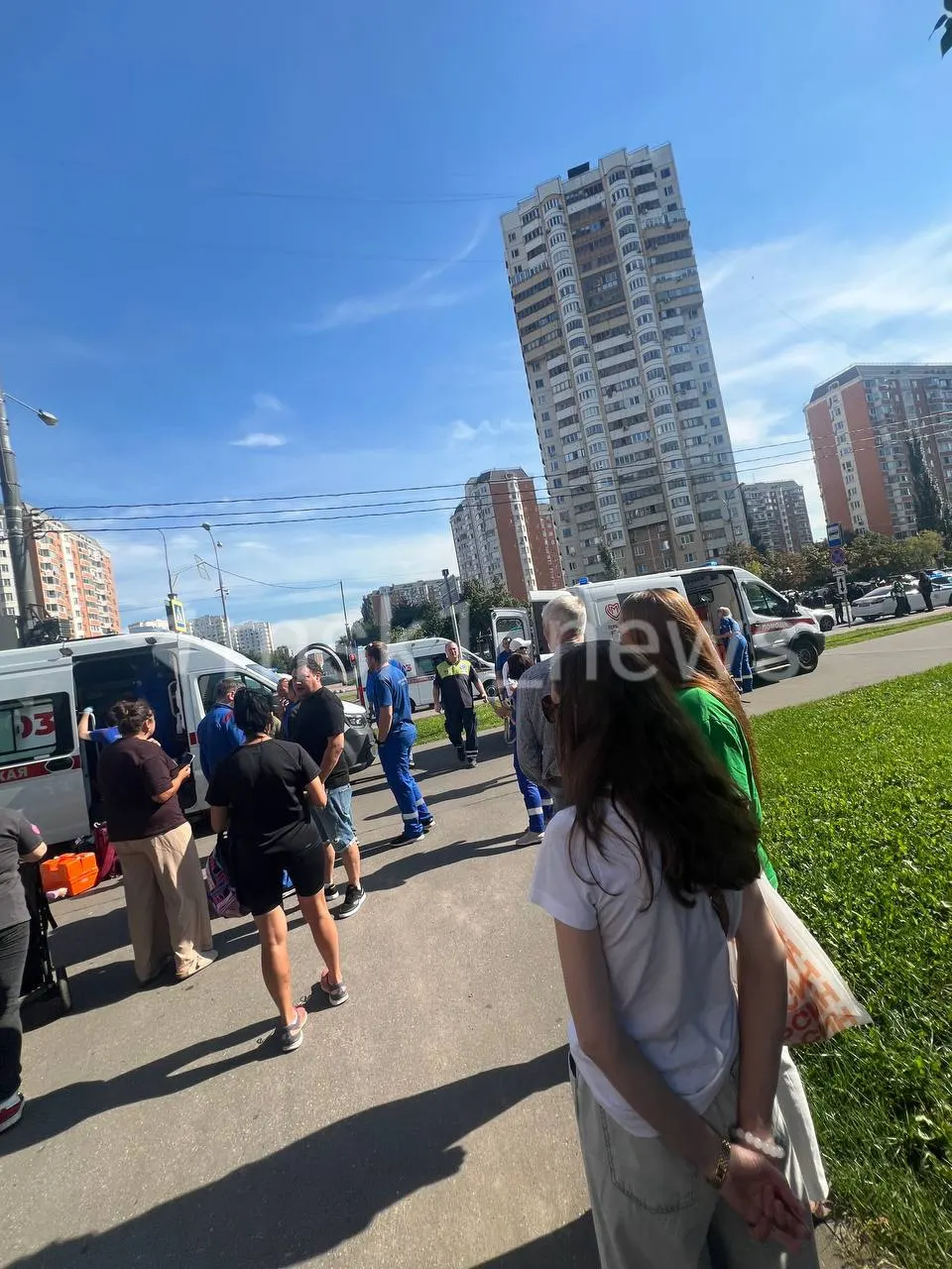 29-летний мужчина вызвал скорую к храму Жен-Мироносиц, затем напал на фельдшеров. У пострадавшей диагностирована черепно-мозговая травма и перелом основания черепа; задержанный погиб по предварительным данным, имеются сведения об огнестрельном ранении.