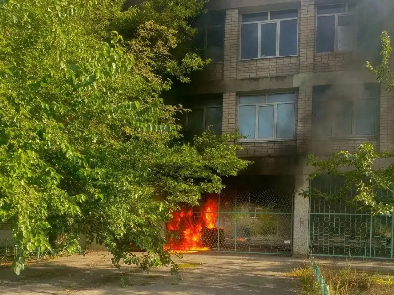 За прошедшие сутки зафиксированы атаки по городским объектам; есть погибшие и раненые, в том числе после налета по автомобилю.