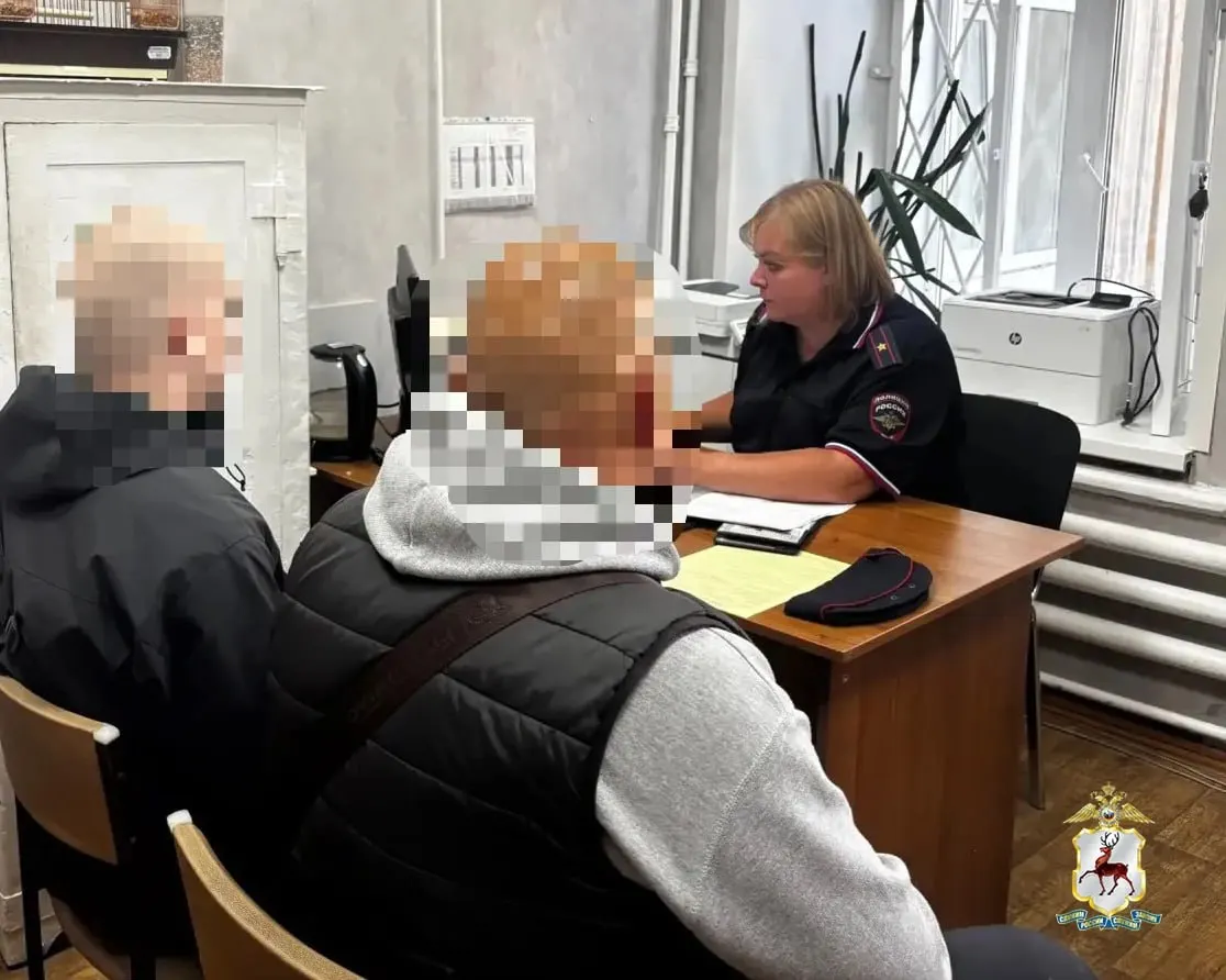 17-летний нижегородец взял ракетницу у друга и выстрелил на площади Минина ради привлечения подписчиков; полиция разбирается, отец блогера получил протокол за неисполнение родительских обязанностей.