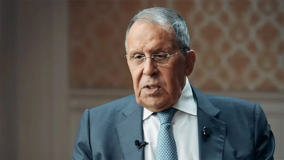 Министр иностранных дел заявил, что Россия не рассматривает мирные переговоры как приоритет и будет достигать своих целей на поле боя. Запад обвиняется в затягивании урегулирования и попытках диктовать условия.
