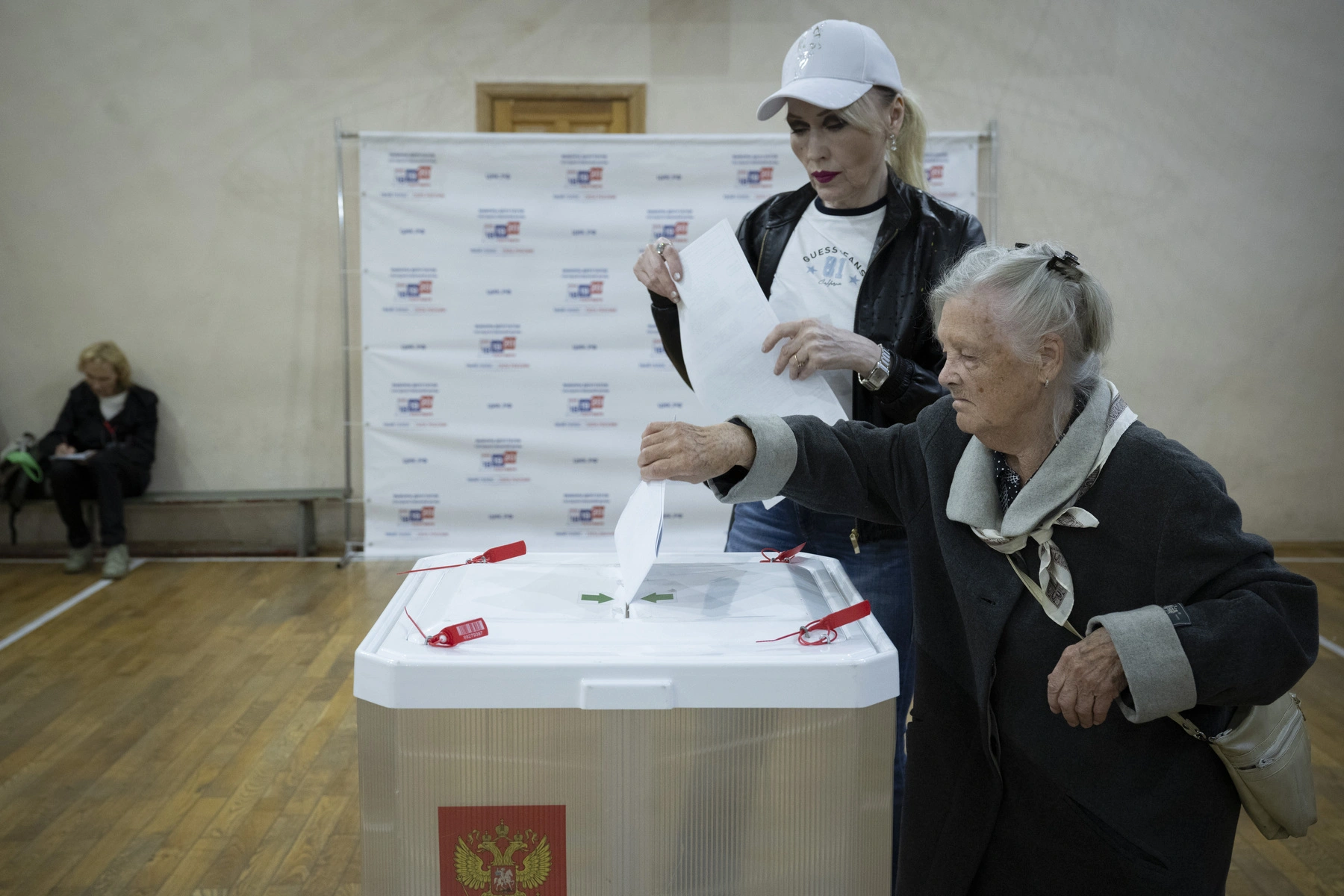Жители Москвы и Подмосковья сообщили об отсутствии оповещений во время одной из массированных атак беспилотников на столичный регион в последний день выборов.